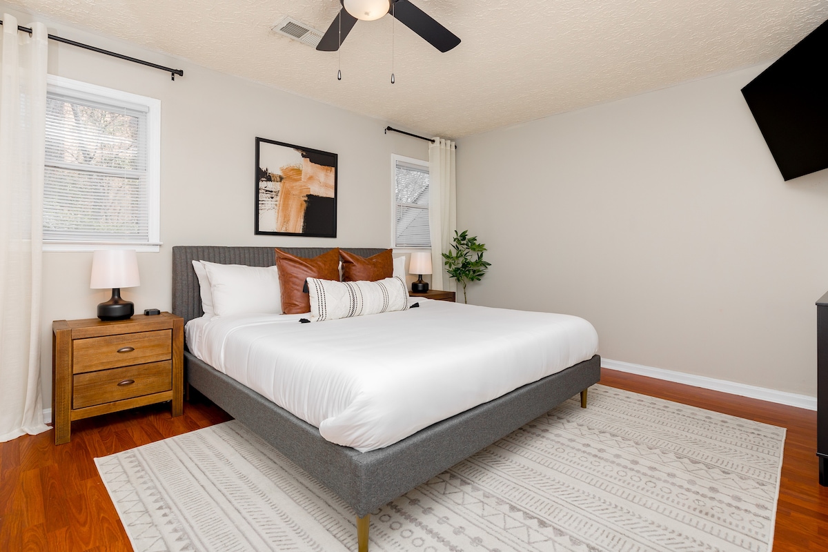 Glavna spavaća soba s bračnim krevetom i TV-om [na katu]