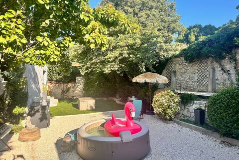 La Maison de la fontaine - Garden and jacuzzi