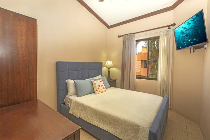 El Coco with pool close to the beach and nightlife
