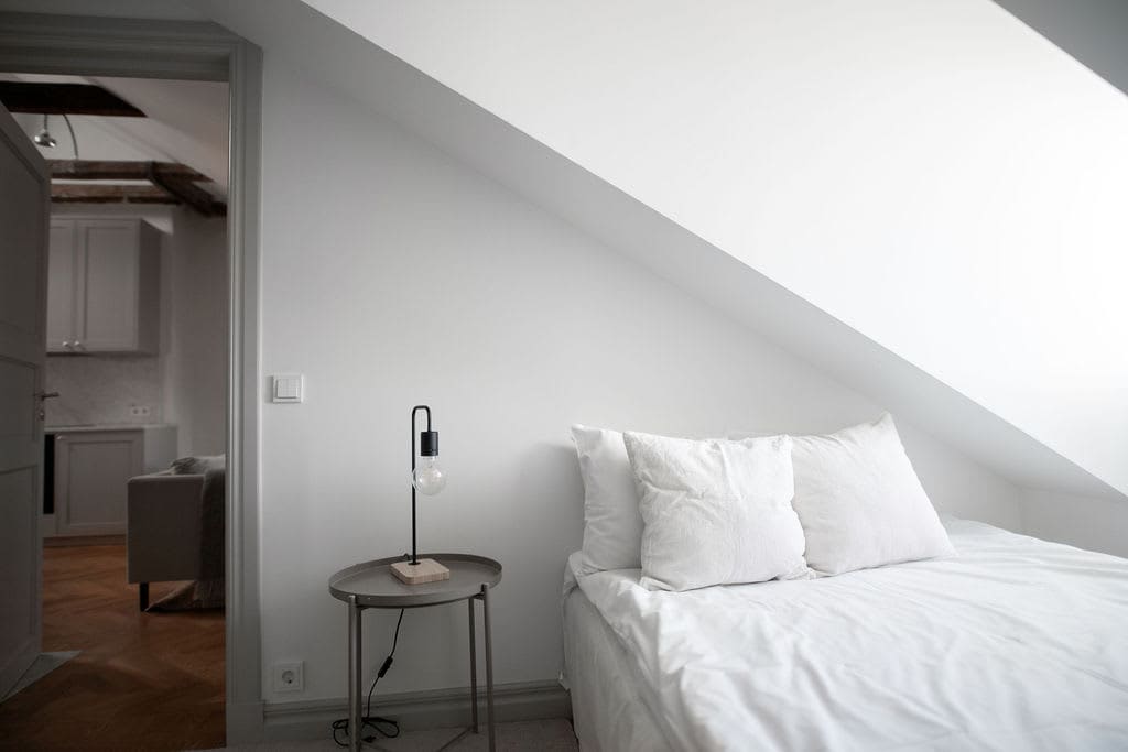 חדר שינה 2: כולל מיטה זוגית נוחה בגודל 140 ס"מ, אידיאלית לשני מבוגרים.