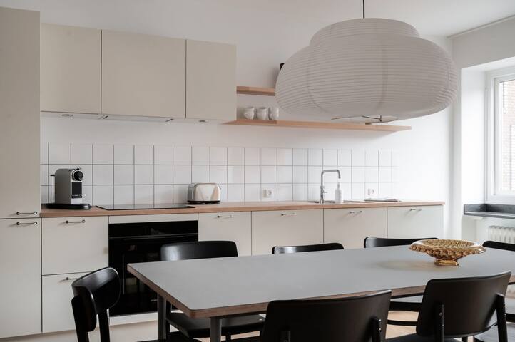 Queens Courtyard 2BR XL by Daniel&Jacob’s gallery image 2