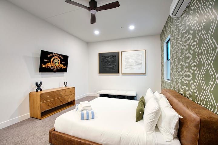 Slaapkamer 1 - Master kingsize suite met inloopkast en eigen badkamer.