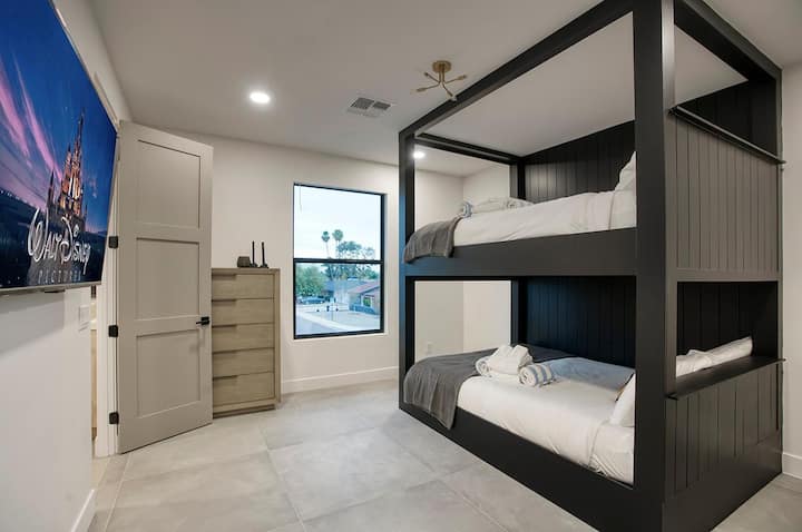 Slaapkamer 4 - Beschikt over een stapelbed (queen bed-sized) met een grote kast.