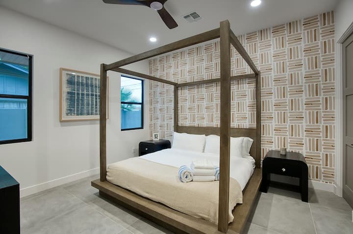 Slaapkamer 5 - Kingsize slaapkamer met een elegant hemelbed en voldoende opbergruimte.