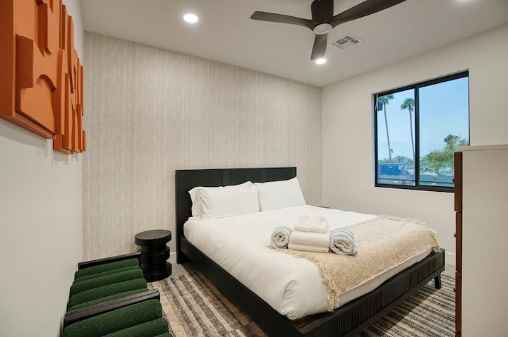 Slaapkamer 2 - kingsize slaapkamer met grote kast en modern platformbed.