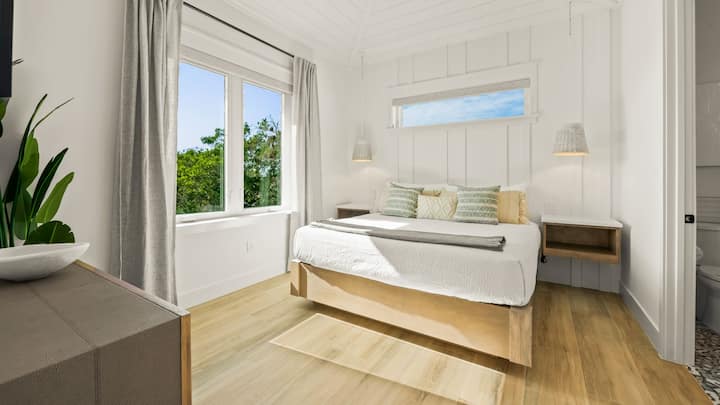Dormitorio 5: cama tamaño king y baño privado.