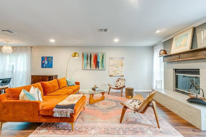 Modern Home close to Dickies!