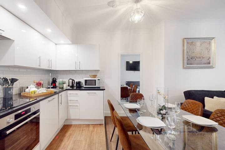 Luxury Two Bedroom apartment with Two Bathrooms gallery image 4