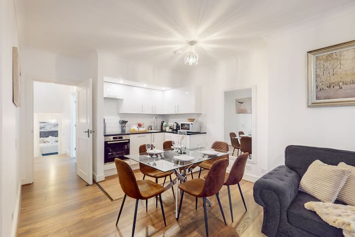 Luxury Two Bedroom apartment with Two Bathrooms gallery image 3