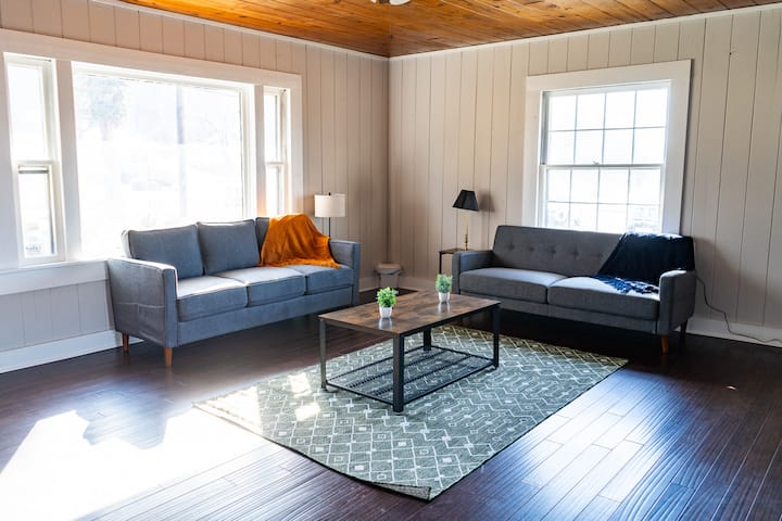 Charming 2 Bedroom Retreat In Prime Location! - Knoxville, TN