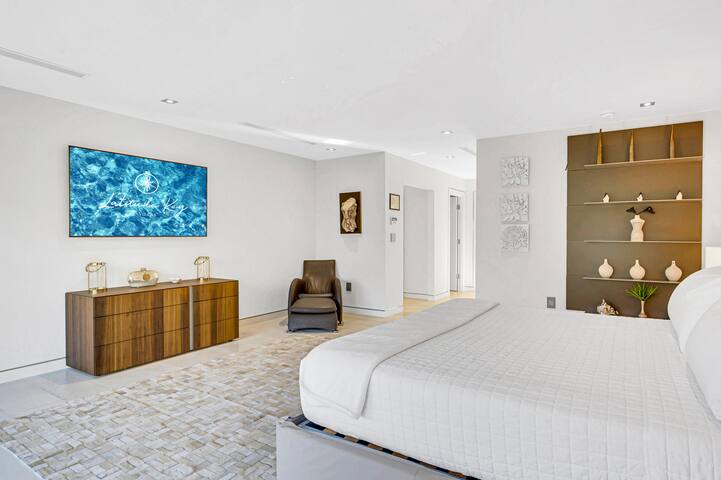 Waterfront Masterpiece Grand Heated Pool Seabreeze gallery image 3