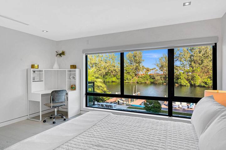 Waterfront Masterpiece Grand Heated Pool Seabreeze gallery image 5