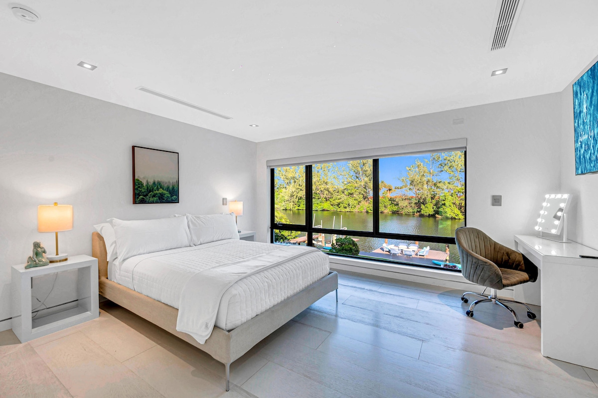 Nagtatampok ang bedroom three ng king size na higaan, mga malalawak na tanawin sa tabing - dagat, at smart TV.