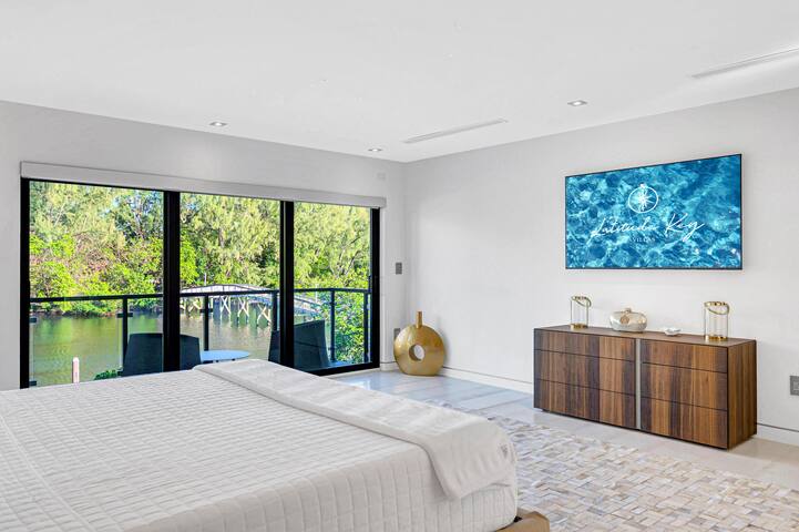 Waterfront Masterpiece Grand Heated Pool Seabreeze gallery image 2