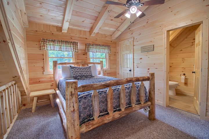 ห้องนอนควีนไซส์ 5 ห้อง (ไม่เป็นส่วนตัว) ในลอฟท์แบบเปิดโล่ง พร้อมห้องน้ำเต็มรูปแบบ 2 ห้อง