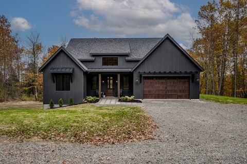 Among the Oaks: Luxury 4 bed home, game room