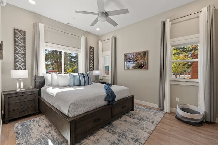 Მისტიკური ჩანჩქერის საძინებელი გთავაზობთ უამრავ სათავსოს. Უჯრის გულმკერდი, კარადა, ორი ბარგის თარო, დამატებითი კაუჭები, სრულმეტრაჟიანი სარკე და სმარტ-ტელევიზორი აუმჯობესებს ამ საძინებლის ფუნქციონირებას.