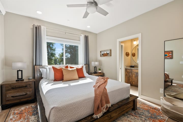 Grand Prismatic Springs Bedroom/ Ensuite აღნიშნავს იელოუსტოუნის ბუნებრივ საოცრებებს, ფერებს, რომლებიც პარკის ერთ-ერთ ყველაზე საკულტო თავისებურებას მოგაგონებთ და ადგილობრივ ფოტოებს აღაფრთოვანებს.