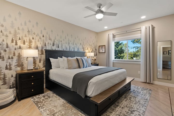 Დაისვენეთ კალიფორნიაში, ბამბის 100% -იანი ზეწრებისგან შემდგარ საწოლში. Აირჩიეთ იდეალური თანამგზავრი 2 King და 4 სტანდარტული ბალიშის ასორტიმენტიდან. 