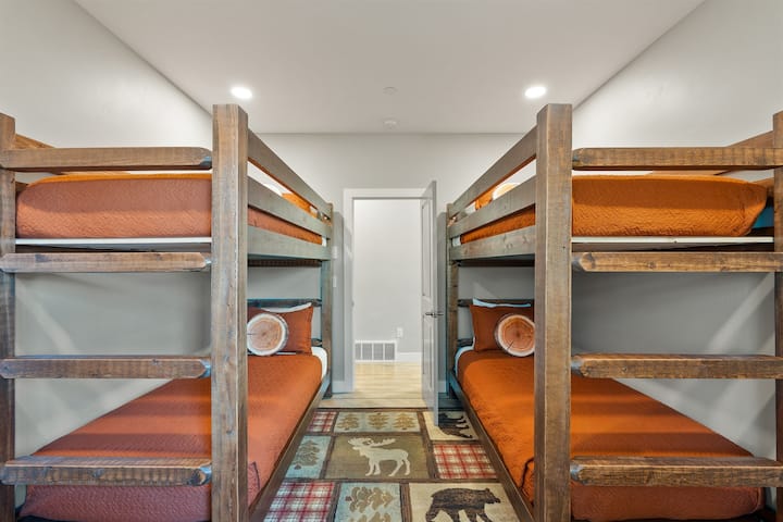 Მამონტის ორსართულიანი ოთახის თითოეული ორადგილიანი საწოლი აღჭურვილია 100% -იანი ბამბის ზეწრებით, ხოლო ჩალის ნაჭრის ბალიში სტუმრებს შეახსენებს იელოუსტოუნის ეროვნული პარკის ახლომდებარე საოცრებებს.