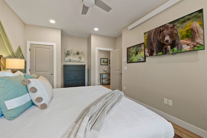 Ამ ოთახში, ალბათ, ყველაზე მომაჯადოებელი შტრიხია ფოტოები, რომლებიც დედა დათვსა და მის ბელს შორის ძვირფას მომენტს აღბეჭდავს, რაც დედების თანდაყოლილი ინსტინქტის შეხსენებაა მათი ახალგაზრდების დასაცავად.