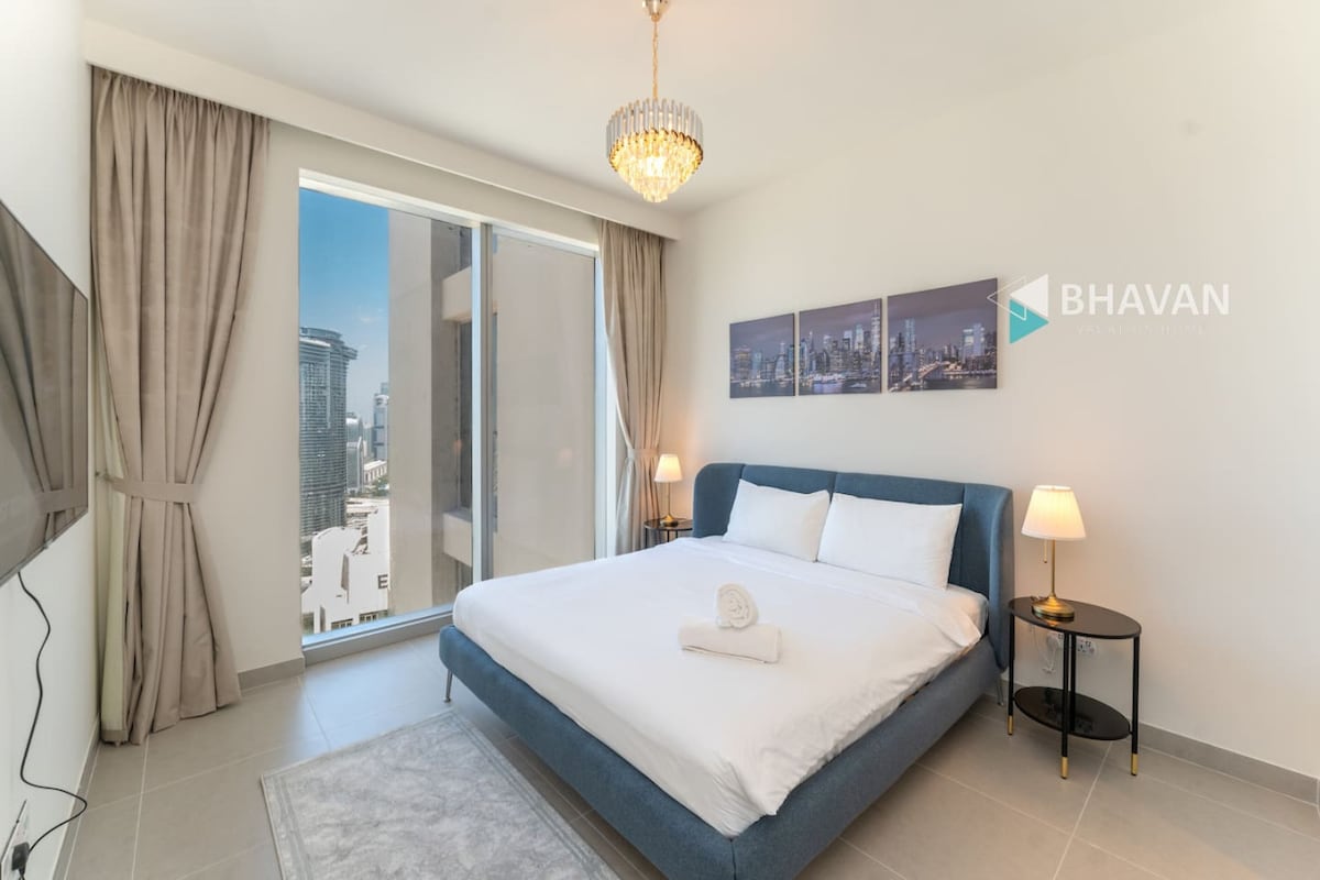 Naš nevjerojatni plišani bračni krevet s pogledom na neboder koji oduzima dah i televizorom ravnog ekrana za zabavu kako biste mogli u potpunosti uživati u Dubaiju!