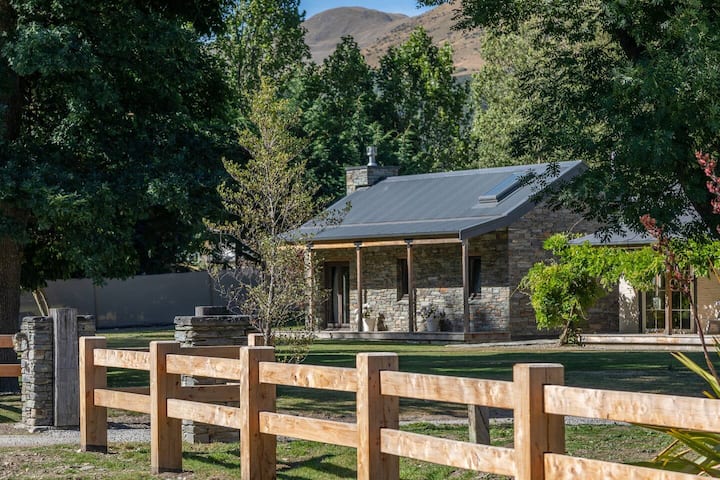 Stone Cottage With Wood Fire & Mountain Views - 箭鎮