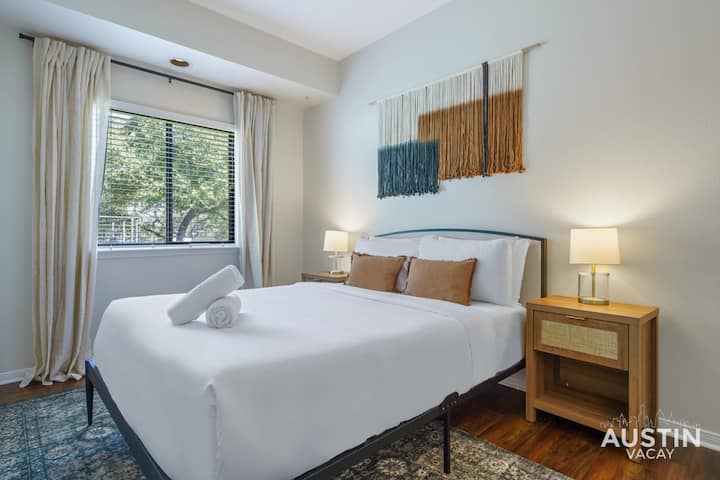 Queen bedroom with luxury hotel quality linens and closet