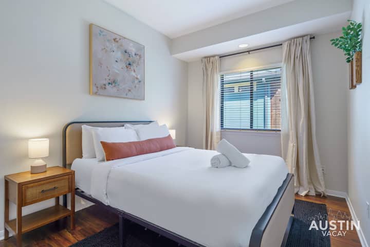 Queen bedroom with luxury hotel quality linens and closet