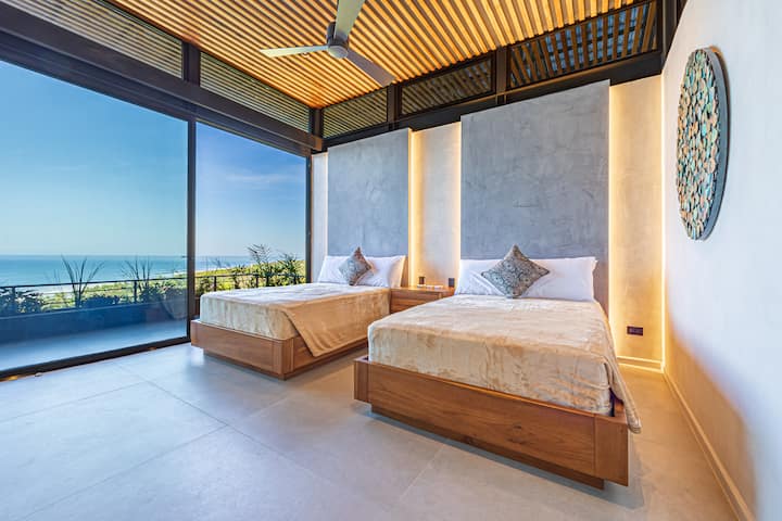 Vitanda viwili vya kifalme vyenye mandhari ya kuvutia ya bahari na baraza, bafu la chumbani, kiyoyozi. 