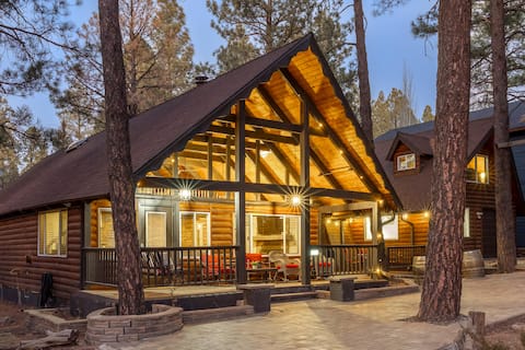 4BR Cabin w/ Hot Tub & Pine Views | Munds Park
