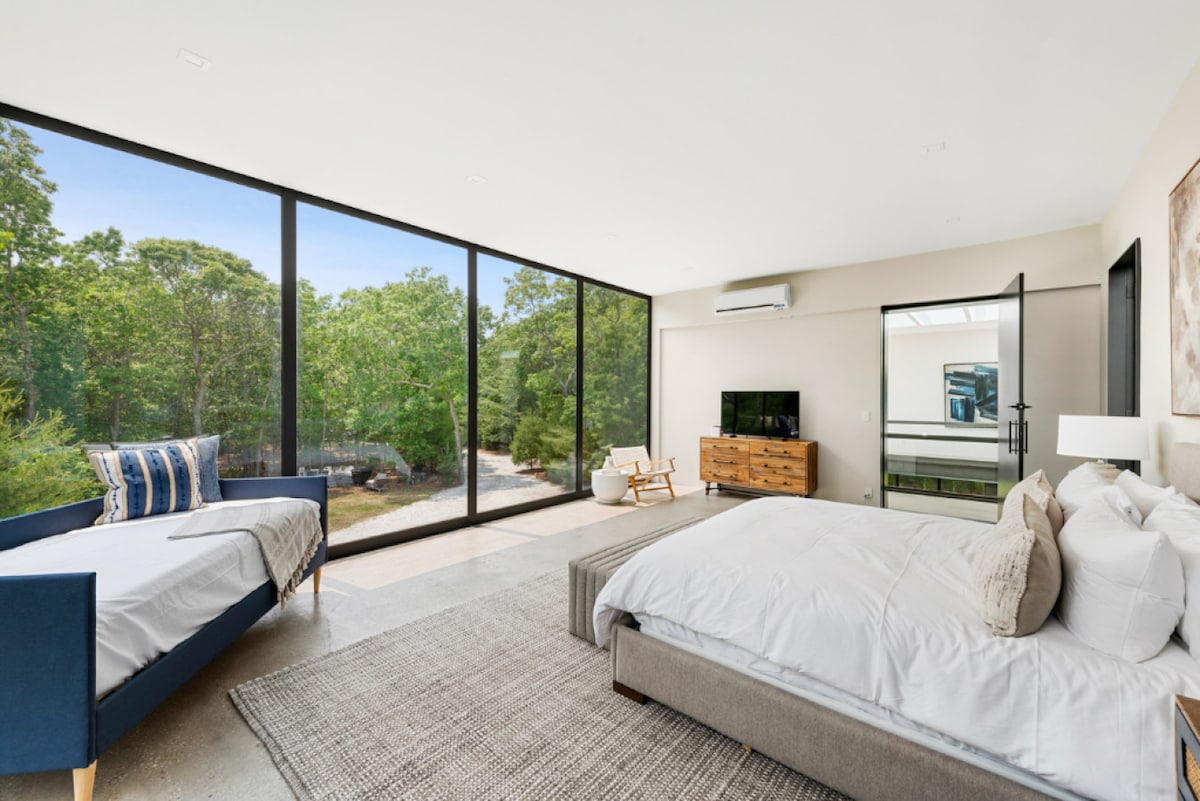 Changamkia kwenye sehemu yenye utulivu, kona yenye starehe ya ulimwengu ambapo starehe hukutana na starehe, iliyopambwa kwa mito laini na mablanketi yenye joto kwa ajili ya usingizi wa amani.