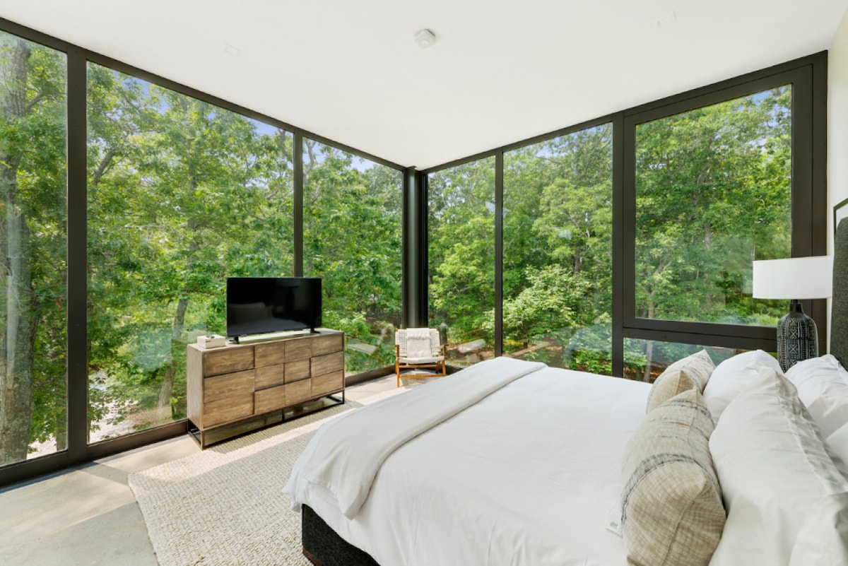 Acha mafadhaiko ya siku yaondoke katika bandari hii yenye utulivu ya chumba cha kulala, iliyoundwa kwa kuzingatia utulivu, kuanzia matandiko laini hadi mandhari tulivu.