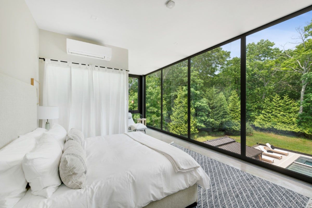 Kimbilia kwenye mazingira tulivu ya chumba cha kulala, ambapo mapambo tulivu na fanicha za starehe zinafaa kabisa kwa ajili ya kutuliza roho na kupata zen yako.