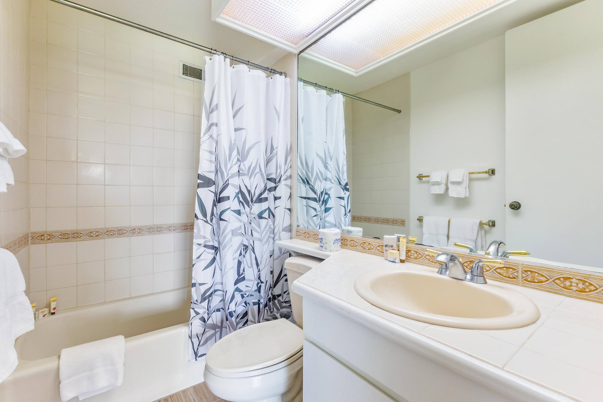 Condo in Princeville · ★4.72 · 1 bedroom · 2 beds · 2 private baths - Image 18