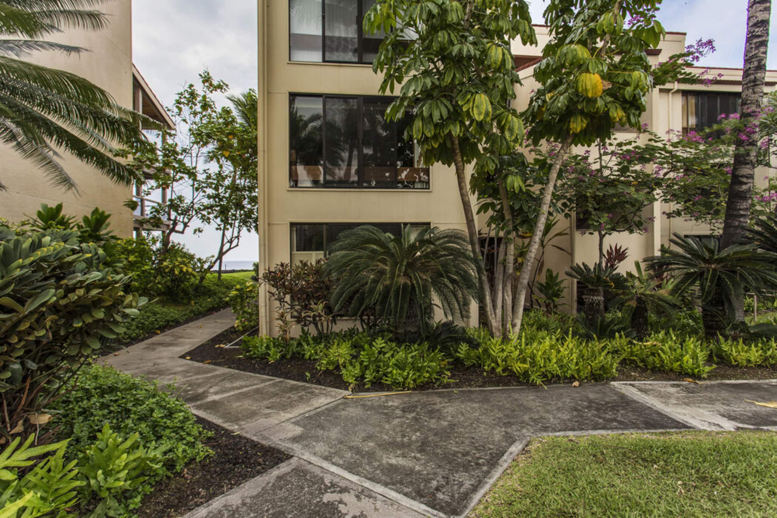 Condo in Kailua-Kona · ★4.88 · 2 bedrooms · 2 beds · 2 baths - Image 23