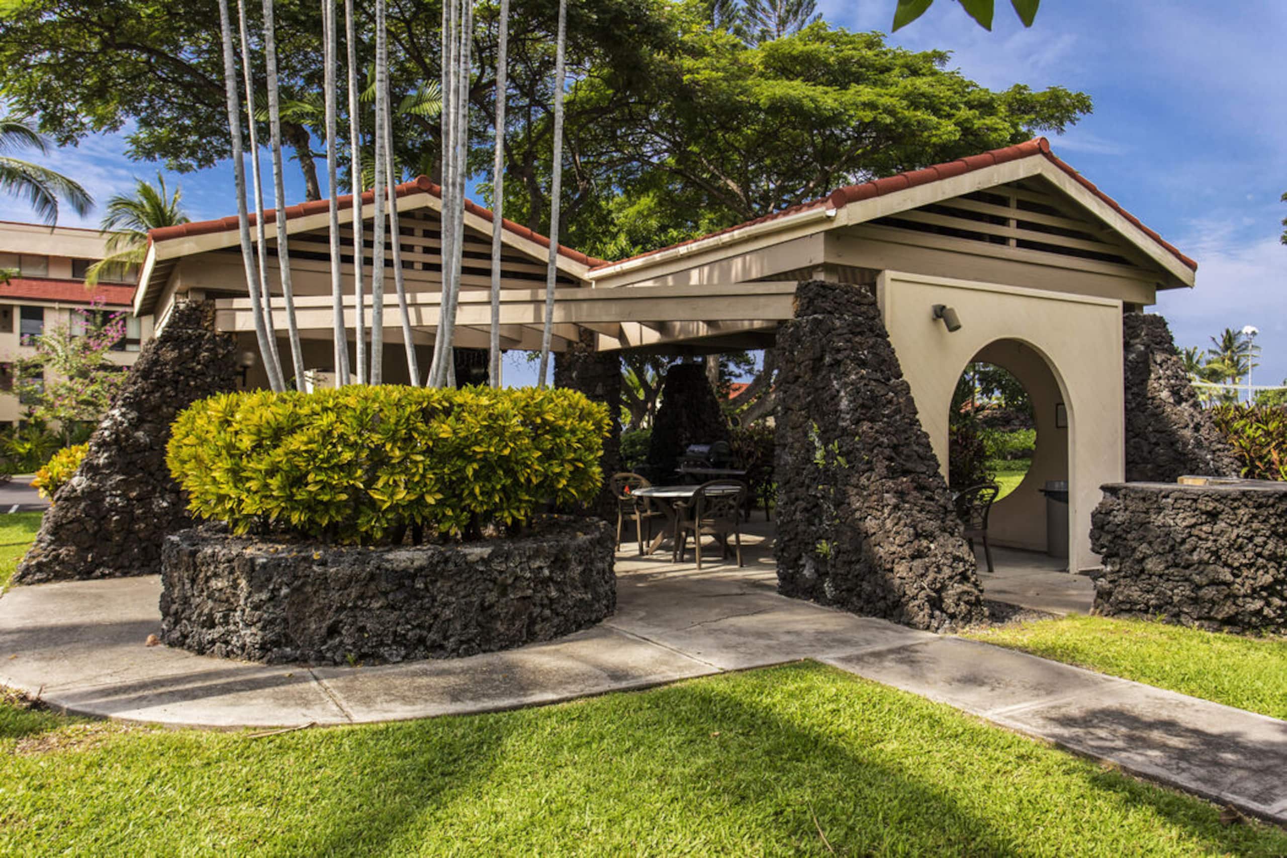 Condo in Kailua-Kona · ★4.88 · 2 bedrooms · 2 beds · 2 baths - Image 24