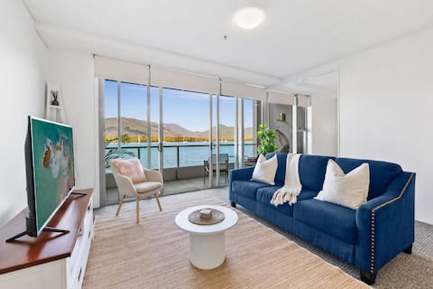 Top performing Airbnb: Luxe Waterfront I Sofa Bed I Pool, Gym & Sauna in Cairns Regional