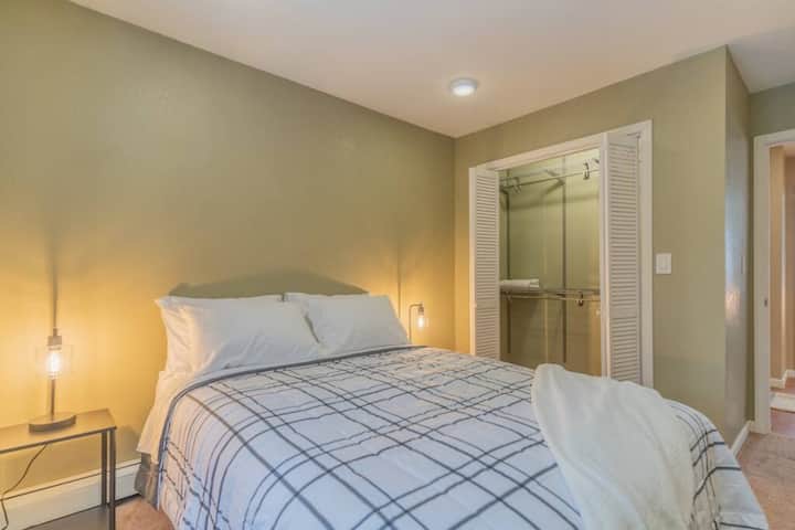 Შალეს მეორე საძინებელი დიდი საწოლით