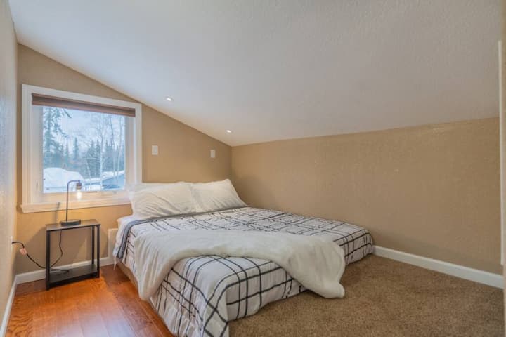 Შალეს პირველი საძინებელი დიდი საწოლით