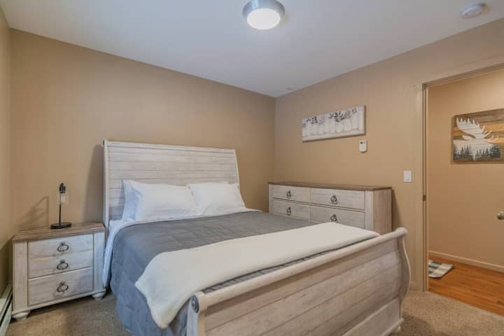 Პირველი საძინებელი დაბლა, დედოფლის ზომის საწოლით