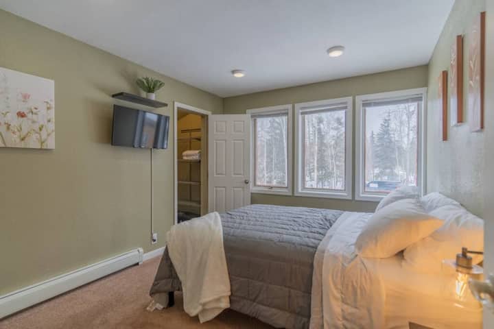 Შალე მესამე საძინებელი დიდი საწოლითა და სმარტ-ტელევიზორით