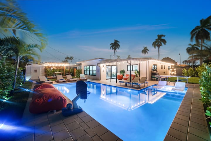 Heated Pool, Pergola + Bar, Smart gym,1000Mbps