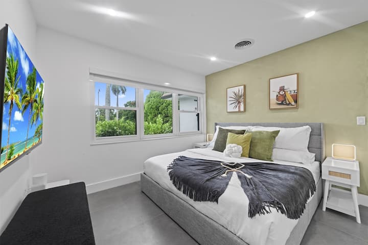 [Spálňa 4] Manželská posteľ, skladacia postieľka, inteligentná TV a kúpeľňa