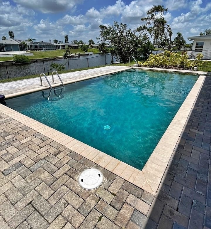 Relaxing Canal Front 2br Pool Home - Pineapple Way - North Port, FL