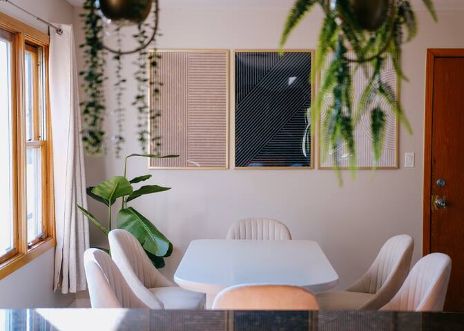 3BR Modern Apt • Gym • Workspace • Quiet Location gallery image 3