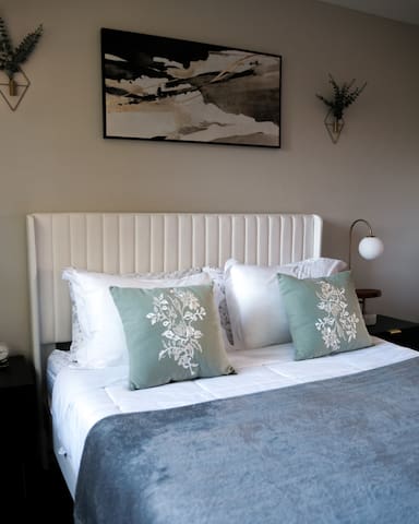 3BR Modern Apt • Gym • Workspace • Quiet Location gallery image 4