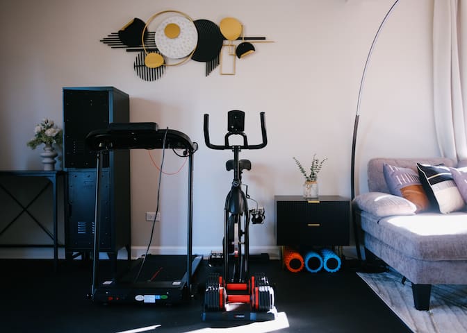 3BR Modern Apt • Gym • Workspace • Quiet Location