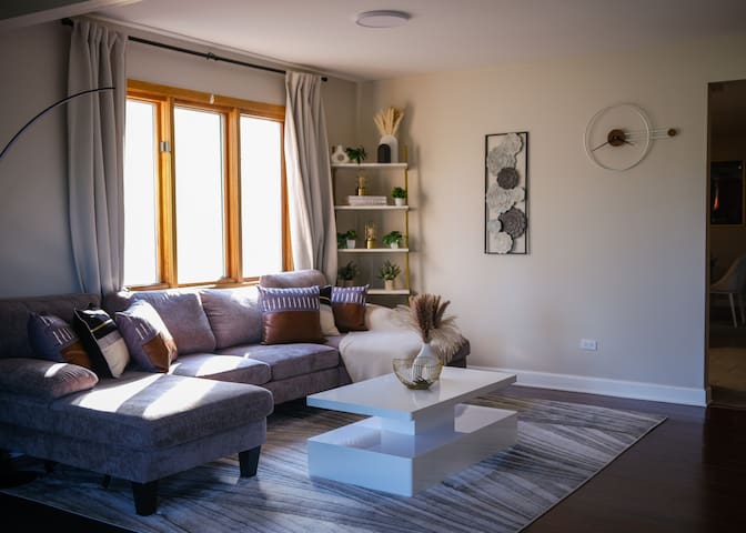 3BR Modern Apt • Gym • Workspace • Quiet Location gallery image 2