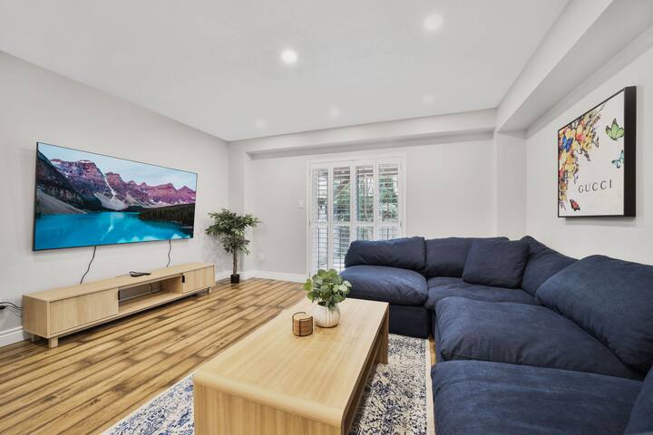 Modern Toronto Townhome by the Lake – Free Parking gallery image 4